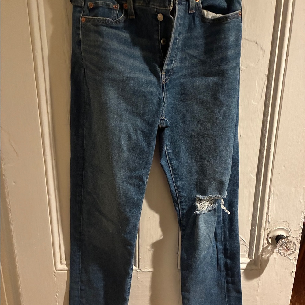 Levi’s Wedgie Straight Jeans with Knee Rip